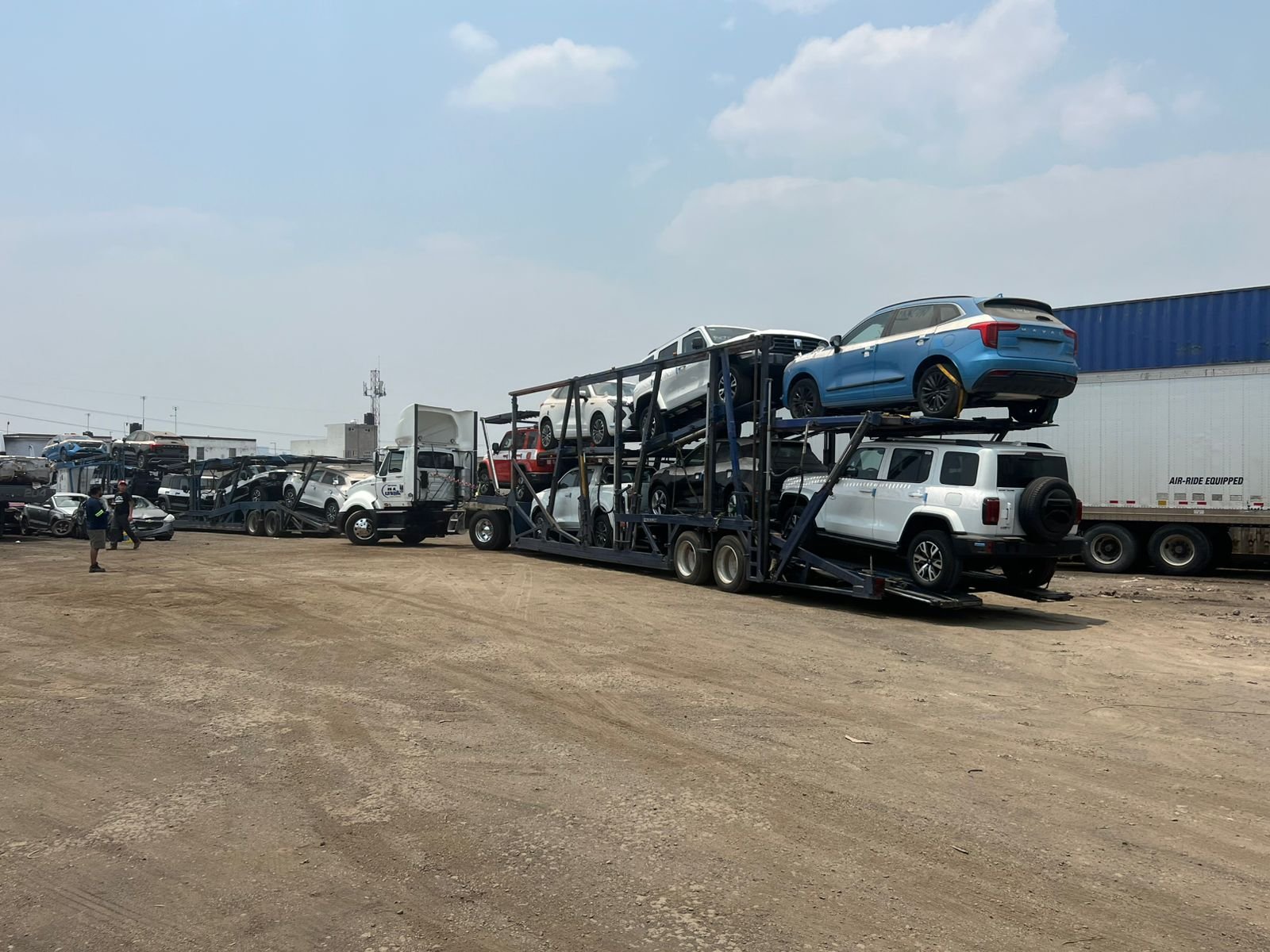 Transporte múltiple de autos nuevos