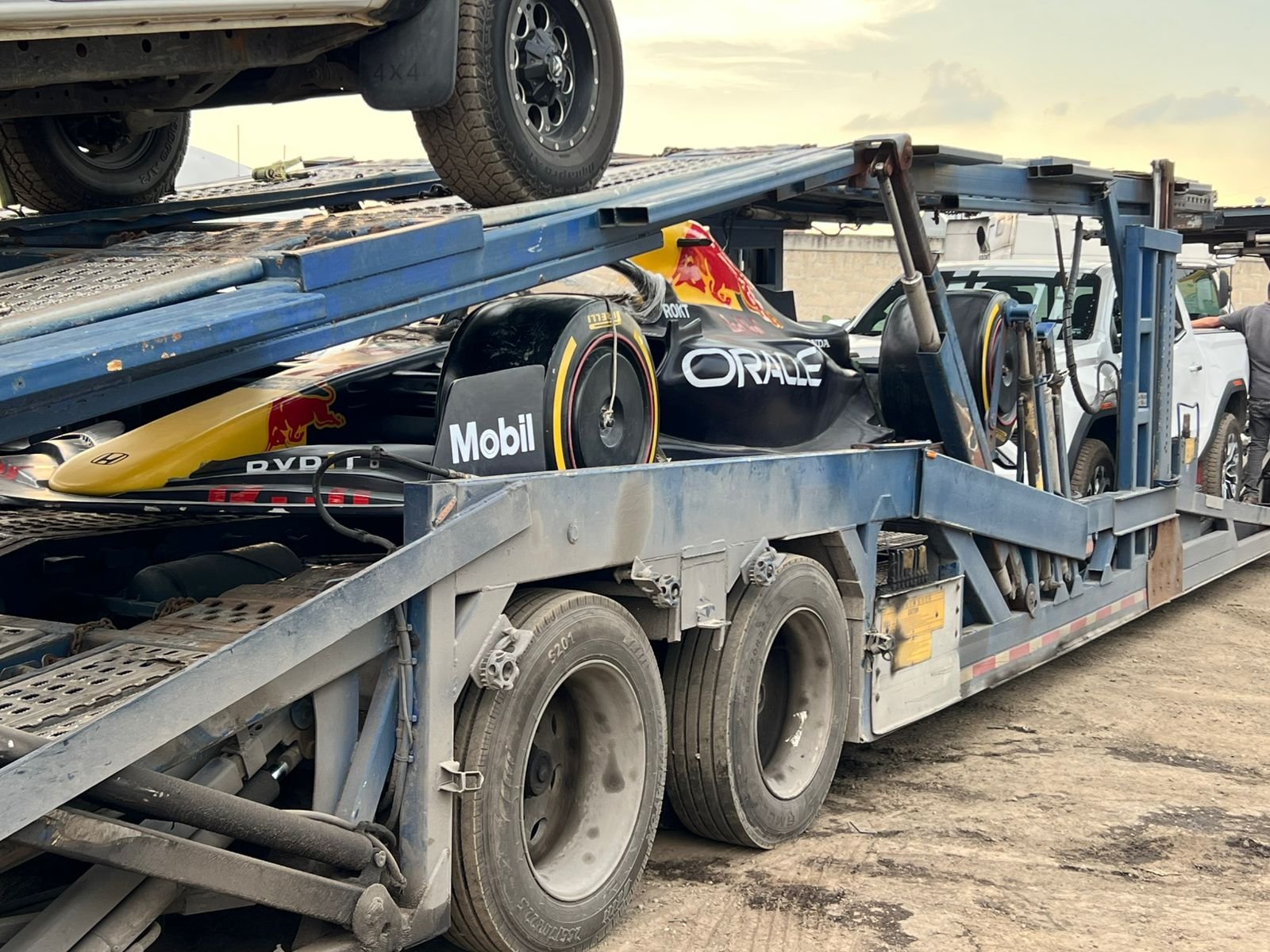 Monoplaza F1 Oracle Red Bull en remolque