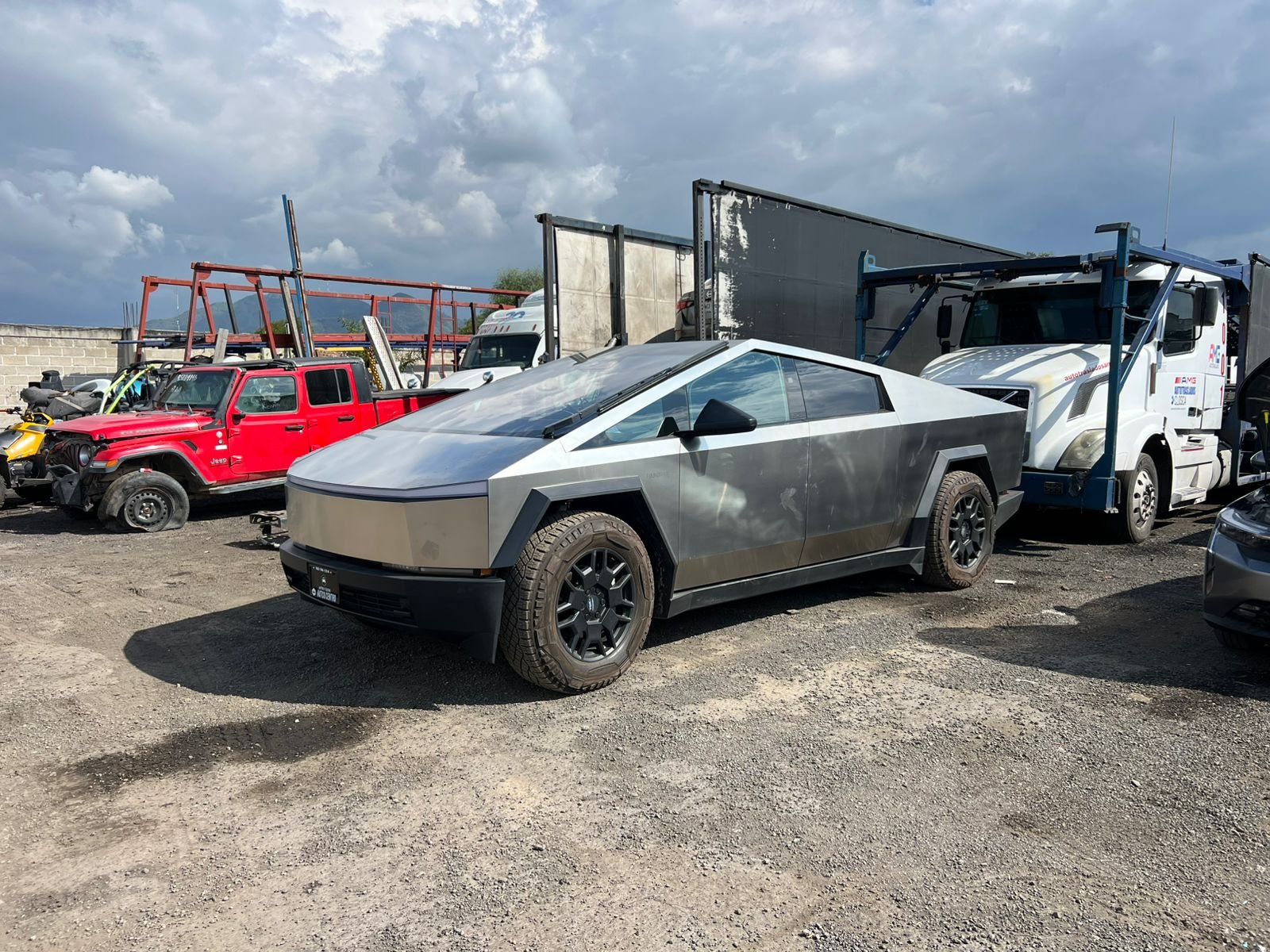 Tesla Cybertruck en patio MJM