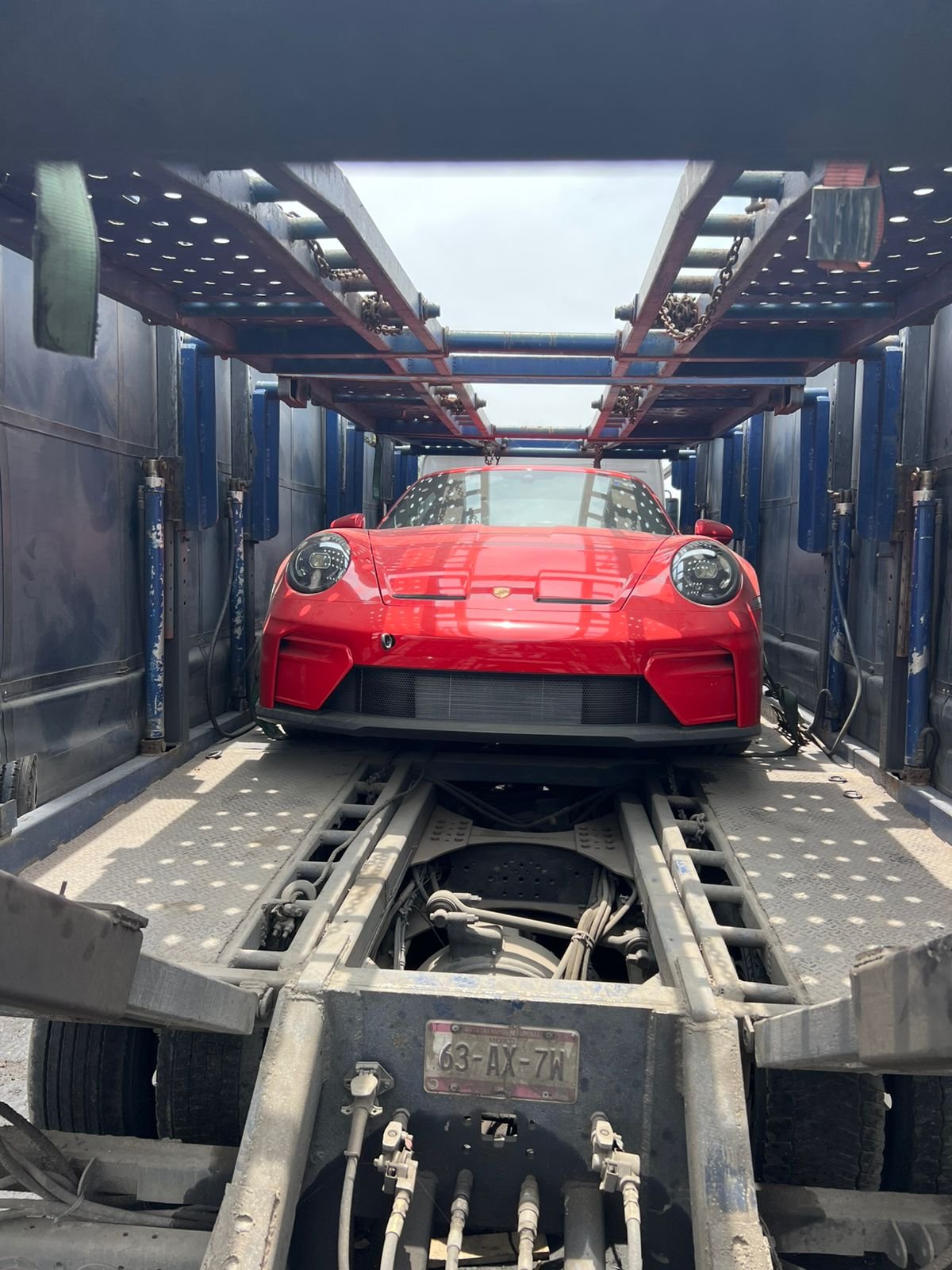 Porsche rojo en transporte cerrado