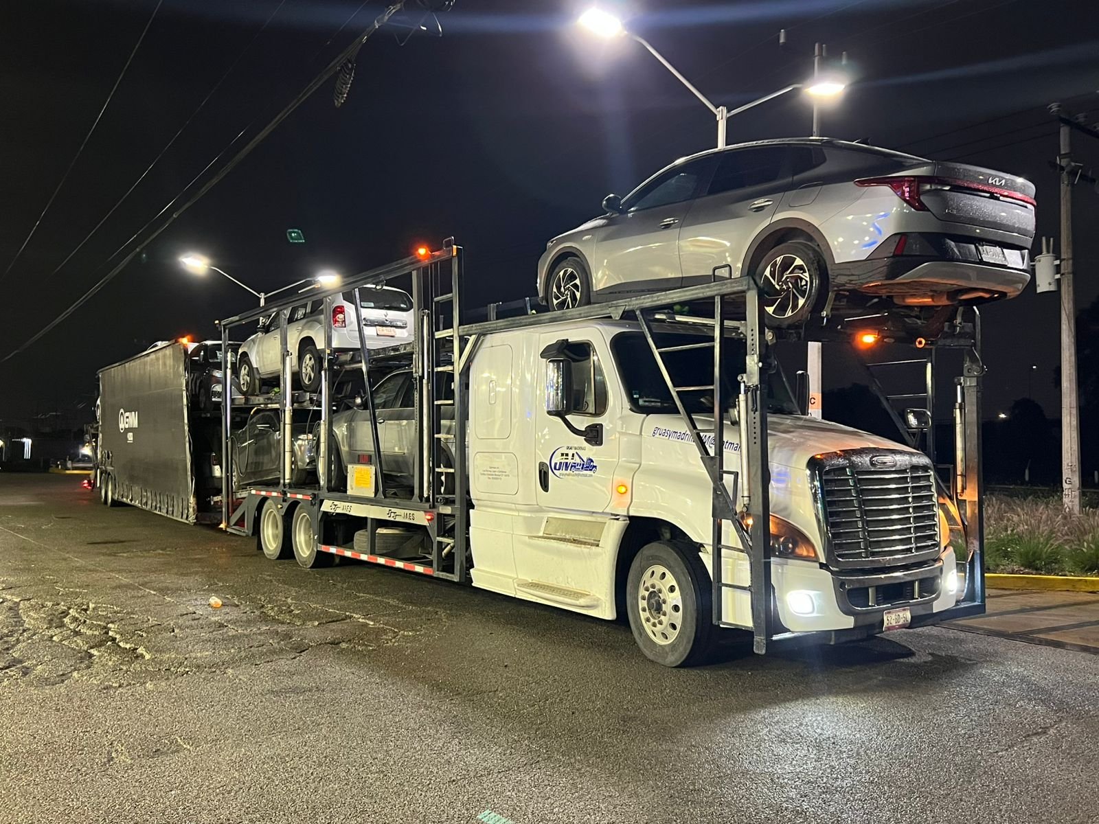 Camión MJM de noche cargado